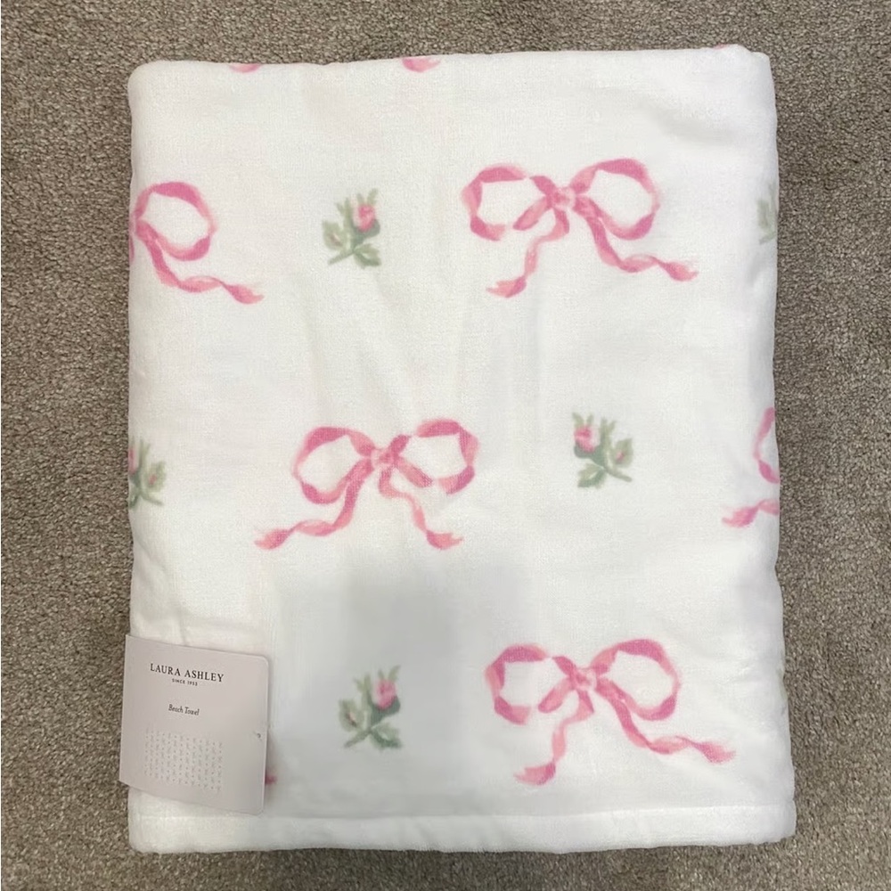 LAURA ASHLEY COQUETTE BOWS & FLORAL BEACH TOWEL (91 c x 173 cm)